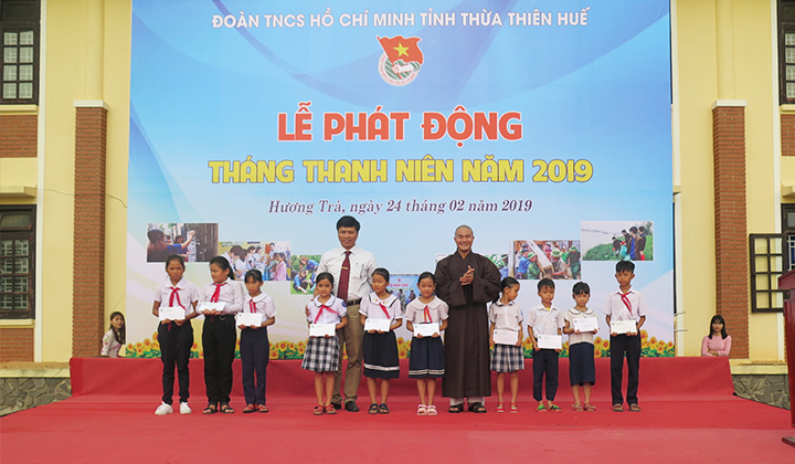 Lãnh đạo tỉnh trao học bổng cho các em học sinh